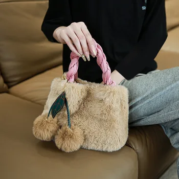 Горячая продажа плюшевой маленькой сумки для женщин в 2023 году, новая симпатичная сумка через плечо, нишевый дизайн, плюшевая сумочка для женщин