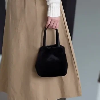 Плюшевая ручная сумка-ведро для воды для женщин Instagram Korean Edition 2023 Новая осенне-зимняя высококачественная сумка через плечо из искусственного меха