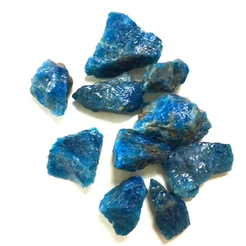 Образец необработанного природного кварцевого лечебного минерального кристалла синего цвета апатитового камня
